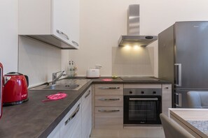Refrigerador, parrilla de estufa, lavavajillas y utensilios de cocina