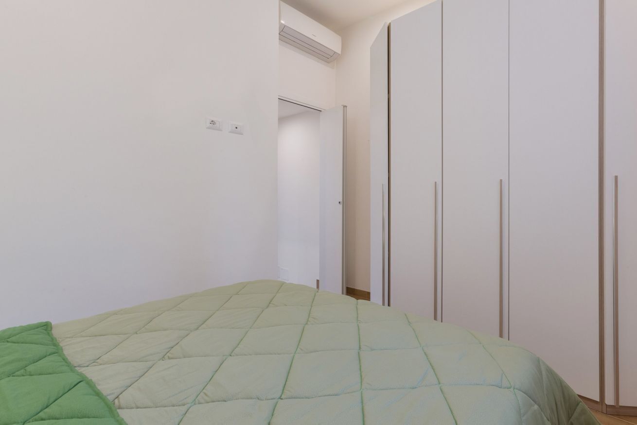 1 soverom og strykejern/-brett