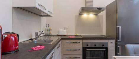 Frigorifero, piano cottura, lavastoviglie, pentole/stoviglie/utensili