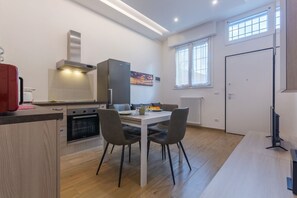 Kühlschrank, Herdplatte, Geschirrspüler, Kochgeschirr/Geschirr/Besteck