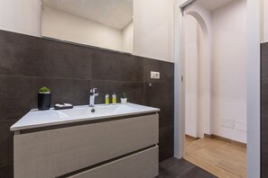 Shower, hair dryer, bidet, towels