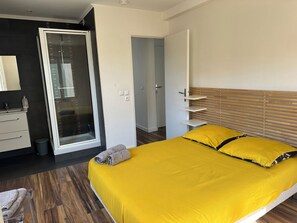 2 slaapkamers, een strijkplank/strijkijzer, wifi, beddengoed
