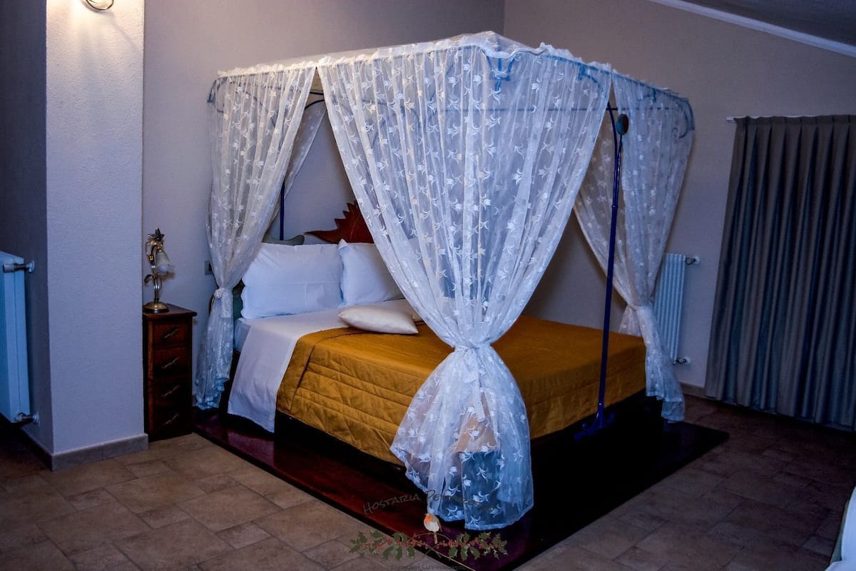 Family Room | Premium bedding, minibar (some free items), WiFi (free), bed sheets