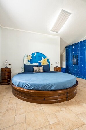 Kamar Mewah | Seprai premium, isi minibar gratis, Wi-Fi gratis, dan seprai linen