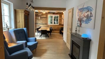 Smart-TV, Kamin, Bücher, Drucker