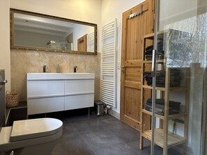 Hair dryer, towels, soap, shampoo - Modern vacation home / chalet with forest view in Dresden (Dresden)