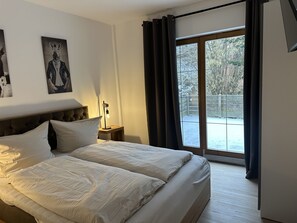 4 bedrooms, desk, iron/ironing board, travel cot