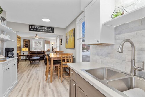 Take In MQT - Convenient Main Apt, Walking Range!