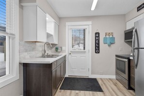 Kjøleskap, mikrobølgeovn, ovn og kokeplater