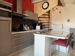 Kühlschrank, Mikrowelle, Herdplatte, Geschirrspüler