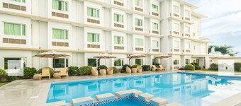 Microtel by Wyndham South Forbes Near Nuvali