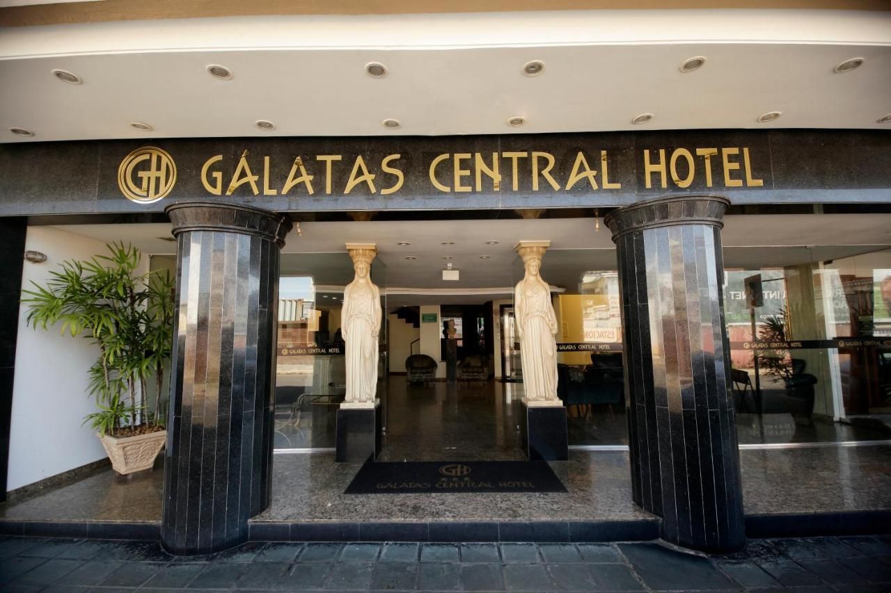 Der Eingang des Galatas Central Hotels mit einer prachtvollen Fassade, zwei großen Säulen und freiem Blick in die Lobby.