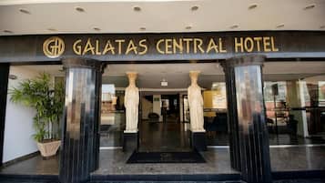Der Eingang des Galatas Central Hotels mit einer prachtvollen Fassade, zwei großen Säulen und freiem Blick in die Lobby.