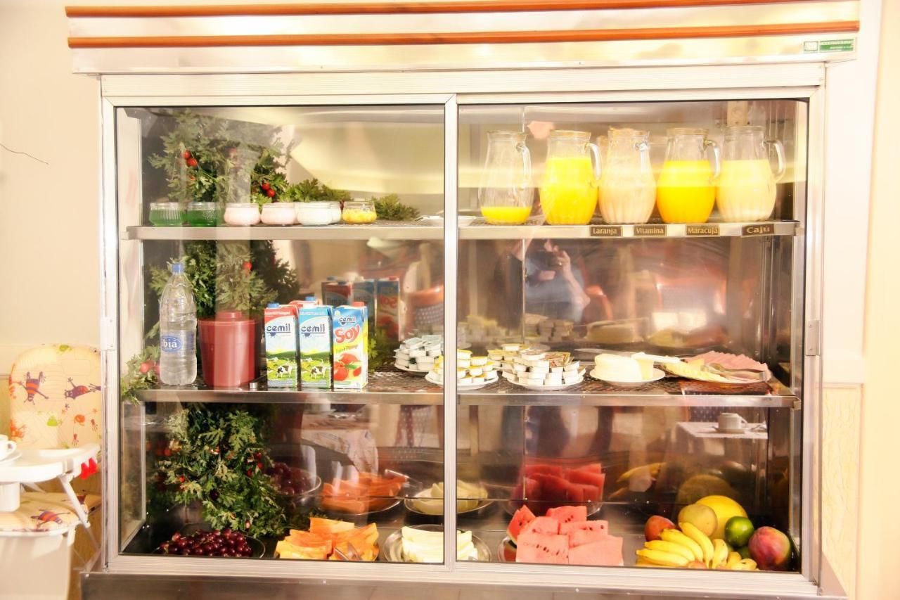 Ein reichhaltiges Frühstücksbuffet mit Obst, Säften und Milchprodukten.