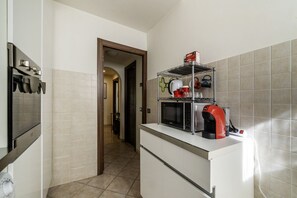 Frigorifero, microonde, forno, piano cottura