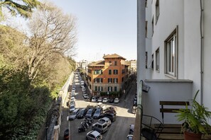 Property grounds - GuestHost - Bright and quiet 100sqm apartment able to accommodate up to 5 people. Located on the 4th floor, with elevator (not suitable for disabled people), of a building just a few minutes from Piazza San Giovanni, the Scala Santa and the Metro stop, t (Roma)