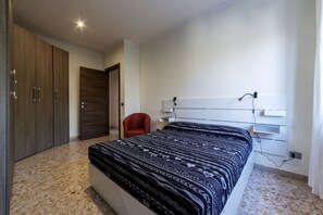 2 bedrooms, desk, iron/ironing board, WiFi