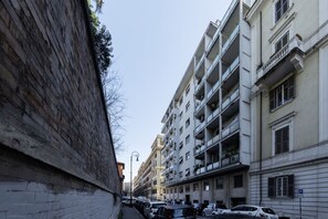 Exterior - GuestHost - Bright and quiet 100sqm apartment able to accommodate up to 5 people. Located on the 4th floor, with elevator (not suitable for disabled people), of a building just a few minutes from Piazza San Giovanni, the Scala Santa and the Metro stop, t (Roma)
