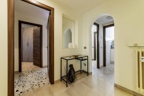 Interior - GuestHost - Bright and quiet 100sqm apartment able to accommodate up to 5 people. Located on the 4th floor, with elevator (not suitable for disabled people), of a building just a few minutes from Piazza San Giovanni, the Scala Santa and the Metro stop, t (Roma)