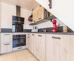 Fridge, microwave, dishwasher, coffee/tea maker