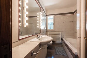 Comfort Apartment | Bathroom | Hair dryer, bidet, towels