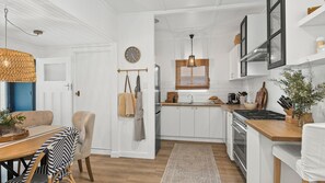 Jääkaappi, mikroaaltouuni, uuni, liesi