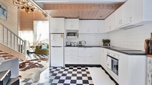 Refrigerador, microondas, horno y parrilla de estufa