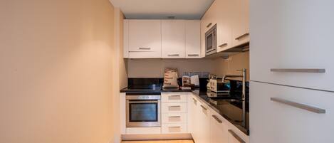 Refrigerador, microondas, horno, placa de cocina