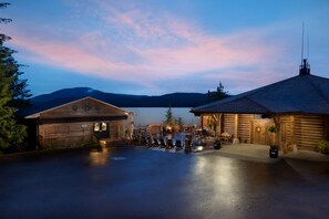 Majoituspaikan julkisivu illalla/yöllä