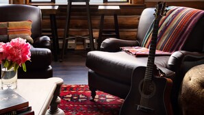 Lounge - Salmon Falls Resort (Ketchikan)