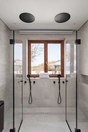 Dusche, Haartrockner, Handtücher