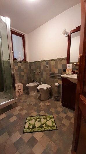 Basic Double or Twin Room | Bathroom