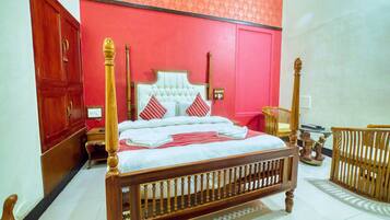 Egyptian cotton sheets, premium bedding, minibar, desk