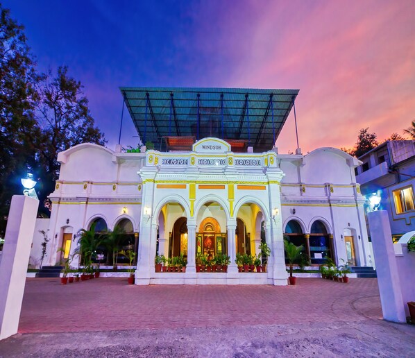 Front of property - Hotel Windsor Castle (Salem)