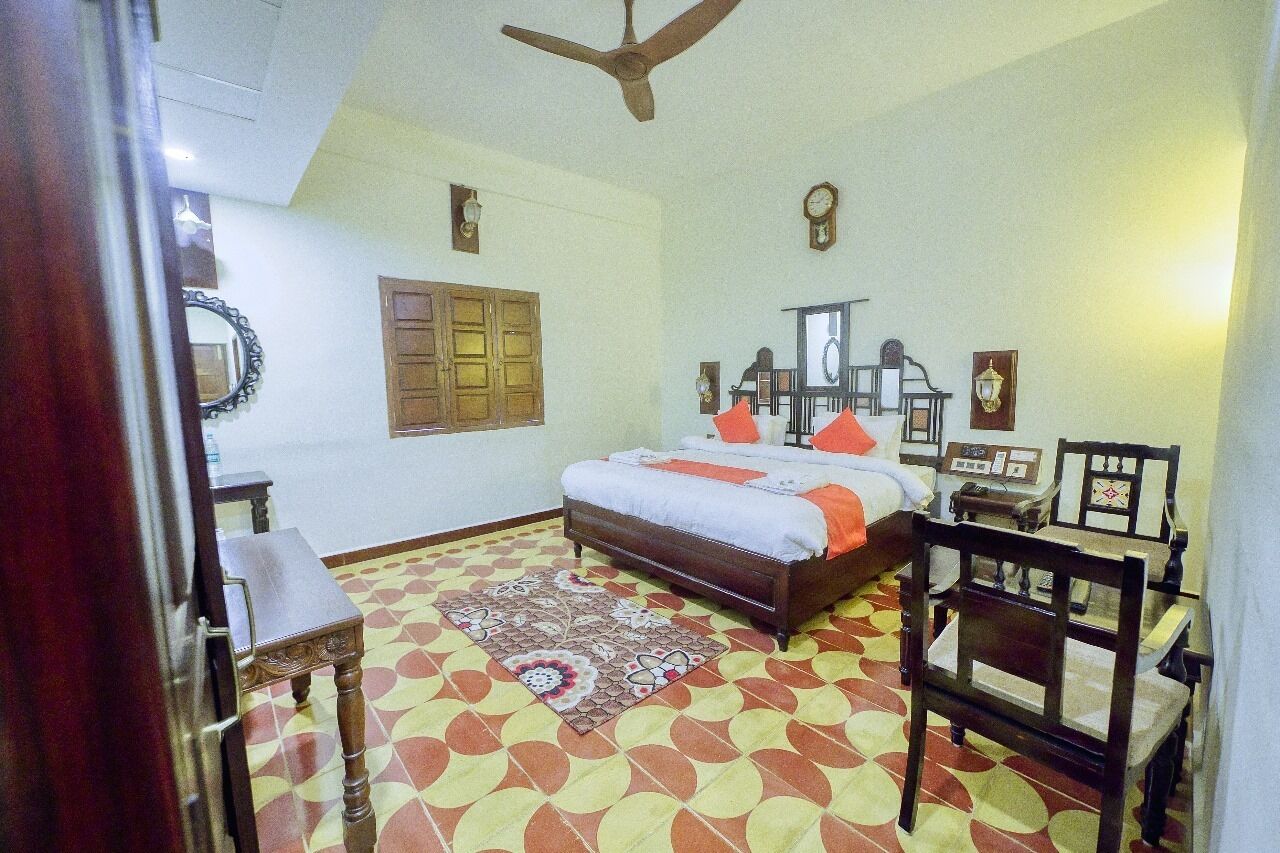 Egyptian cotton sheets, premium bedding, minibar, desk