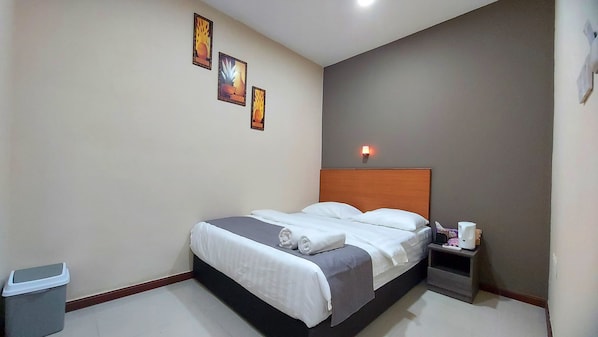 Basic Double Room | Soundproofing, iron/ironing board, free WiFi