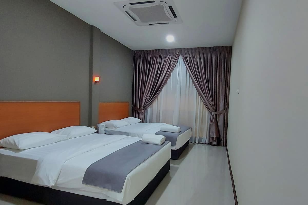 Basic Double or Twin Room, City View | Kalis bunyi, seterika/papan seterika, Wi-fi percuma