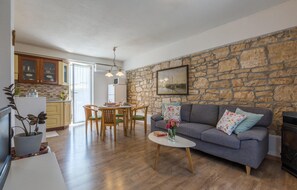 TV - Cozy home in Putini with WiFi (Putini)
