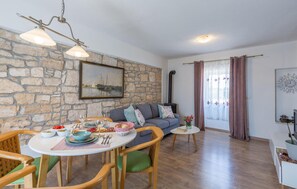 Dining - Cozy home in Putini with WiFi (Putini)