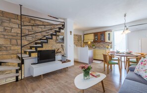 TV - Cozy home in Putini with WiFi (Putini)