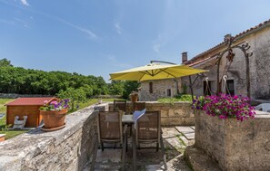 Outdoor dining - Beautiful home in Putini with kitchen (Putini)
