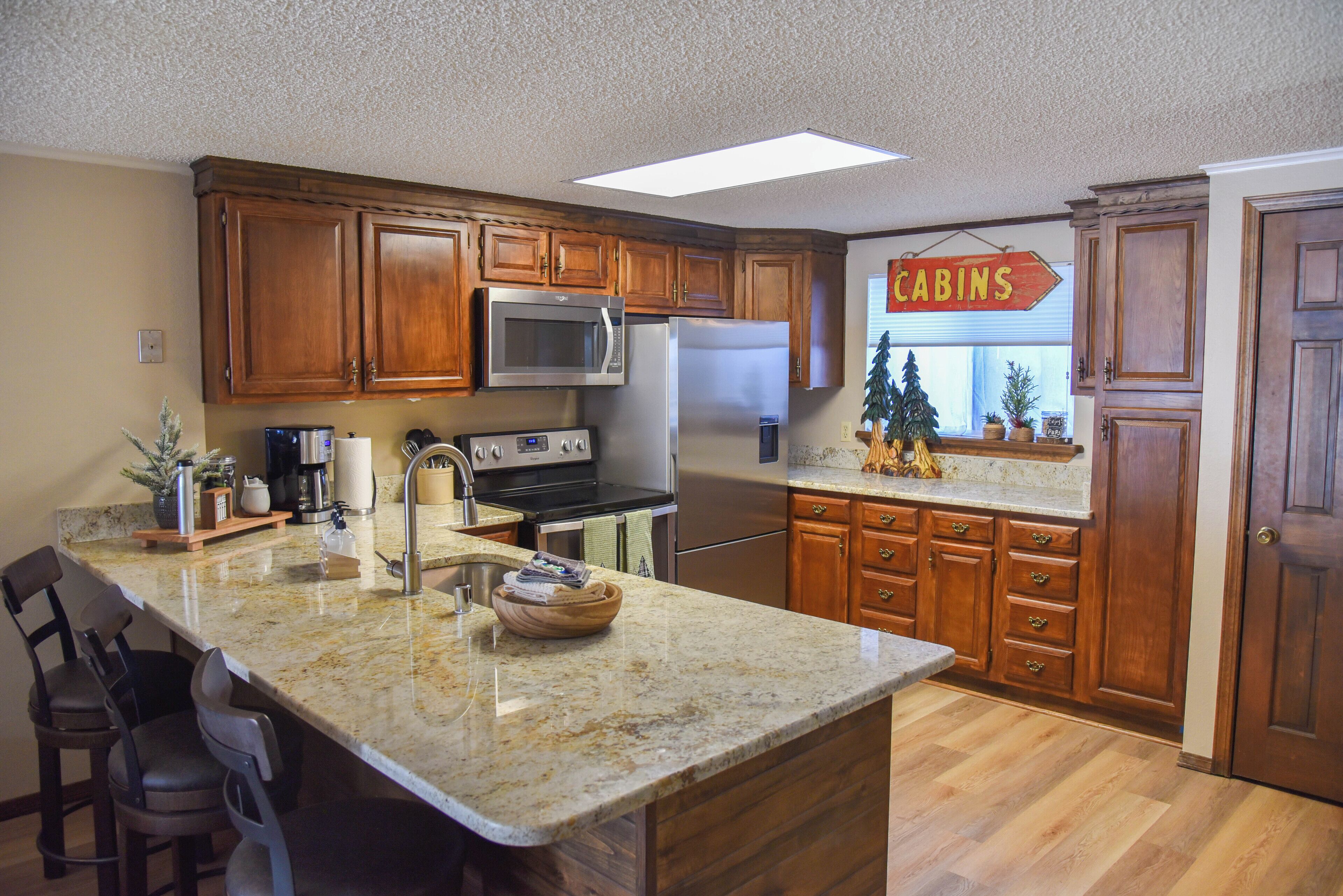 Horno, placa de cocina, lavavajillas y cafetera o tetera
