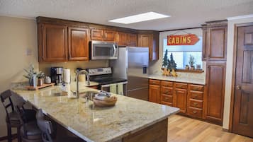 Un four, surface de cuisson, lave-vaisselle, cafetière-théière