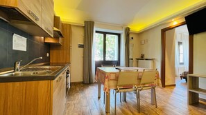 Frigorifero, microonde, piano cottura