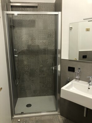 Dusj, hårføner, bidé og håndklær