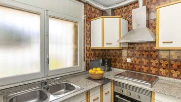 Jääkaappi, mikroaaltouuni, uuni, astianpesukone