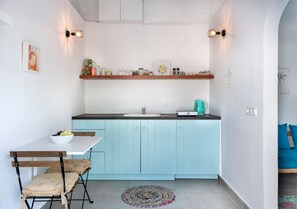 Réfrigérateur, surface de cuisson, bouilloire électrique