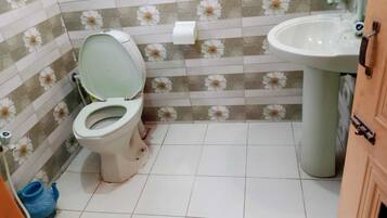 Standard Twin Room | Bathroom