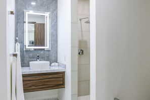 Een douche, handdoeken