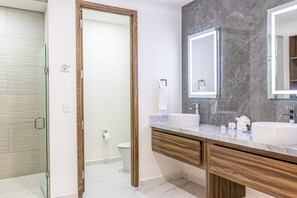 Shower, towels - Casa Blanca Golf Villas 3 Bedrooms Condo E 702 (Puerto Peñasco)